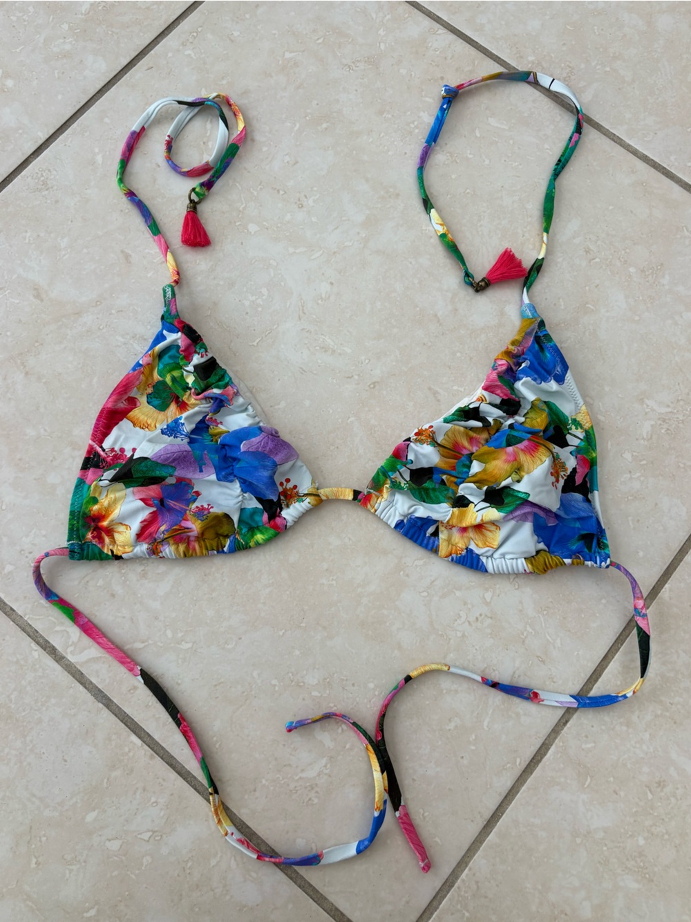 Multicoloured bikini top with adjustable straps and ties. Size: M
